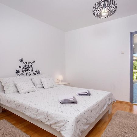 Beautiful Apartment In Malinska With Kitchen المظهر الخارجي الصورة